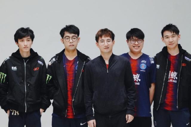 一个鲜明的 一个鲜明的